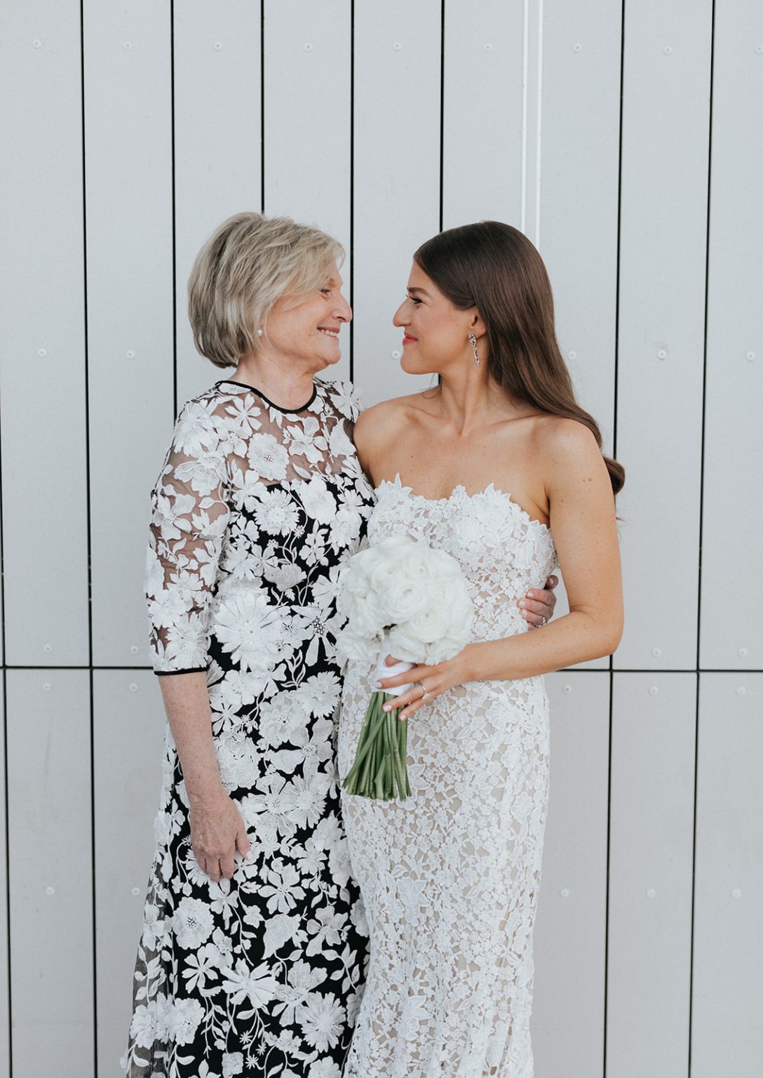Mom and daughter on wedding day - Photo by Alisha Tova - Mother's Day brunch ideas | Leah E. Moss Designs